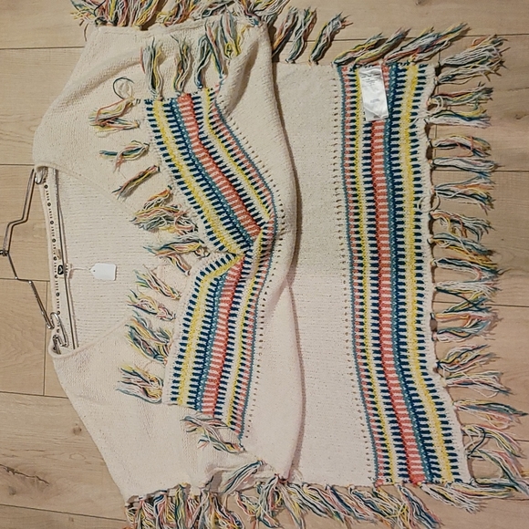 Roxy Poncho/Shawl...size x-small (one size is my opinion. - Picture 4 of 4